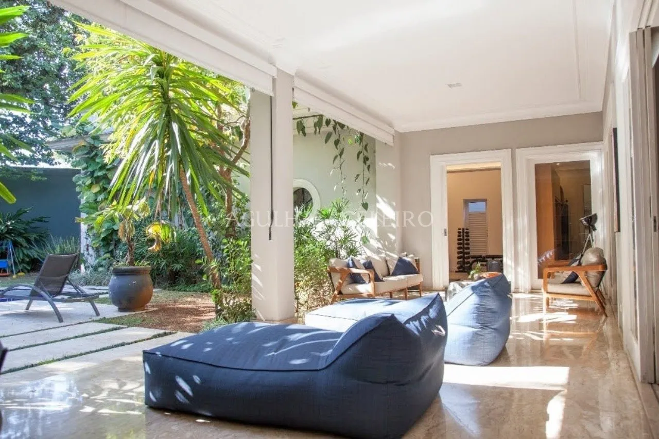 Casa com muito verde à venda no Jardim Europa. – CA0236