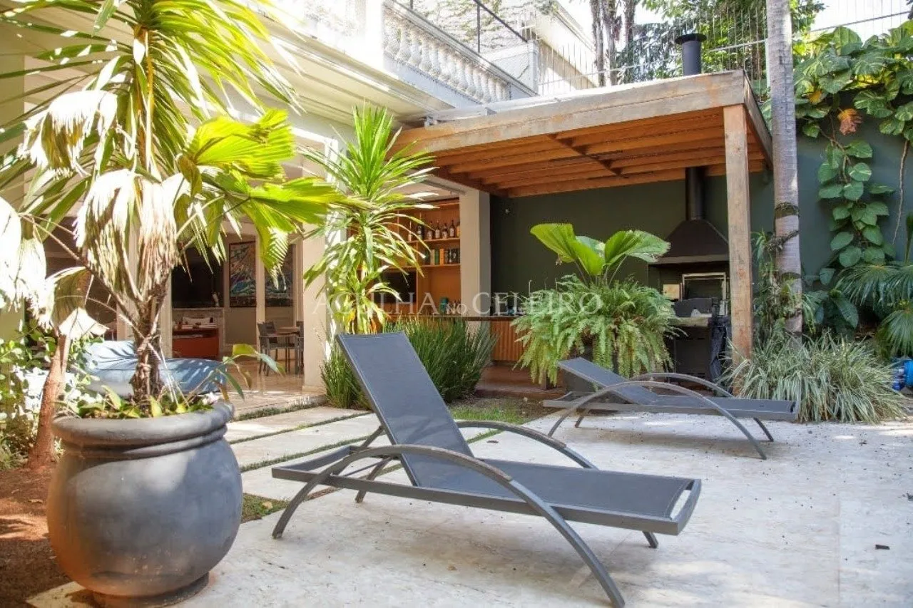 Casa com muito verde à venda no Jardim Europa. – CA0236