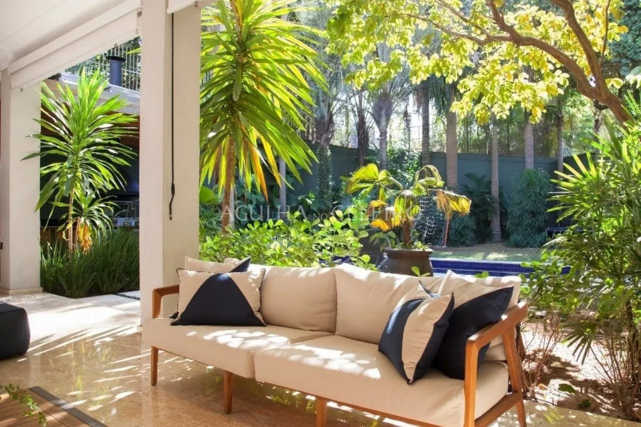 Casa com muito verde à venda no Jardim Europa. – CA0236