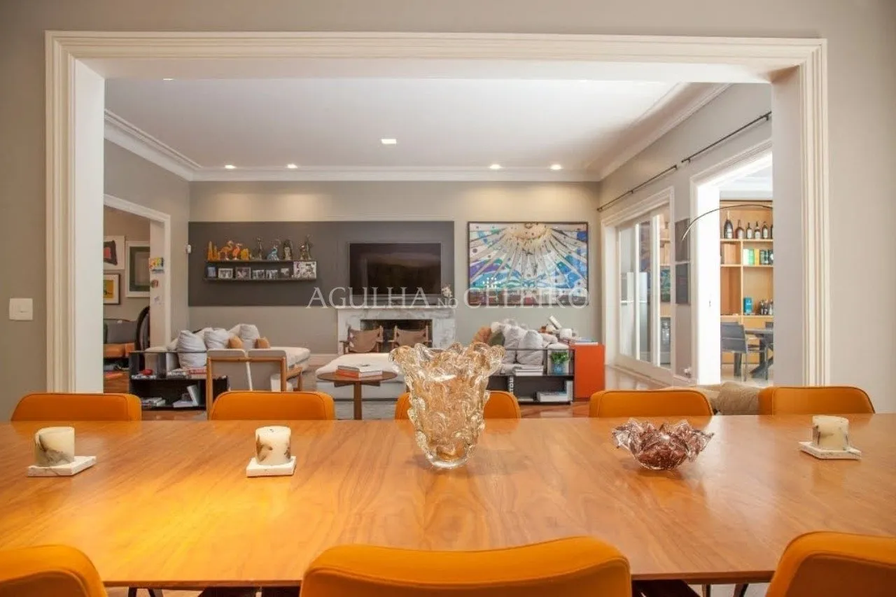 Casa com muito verde à venda no Jardim Europa. – CA0236