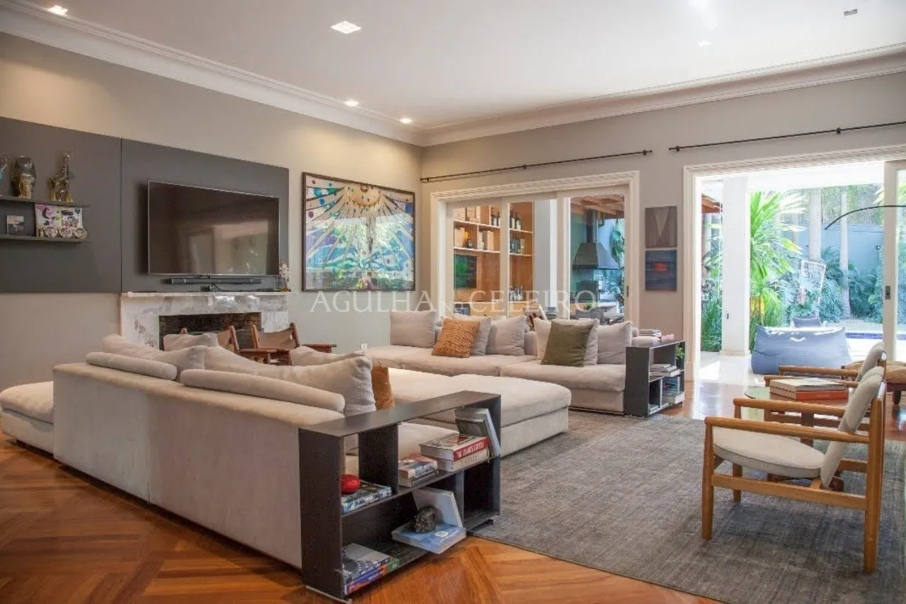 Casa com muito verde à venda no Jardim Europa. – CA0236