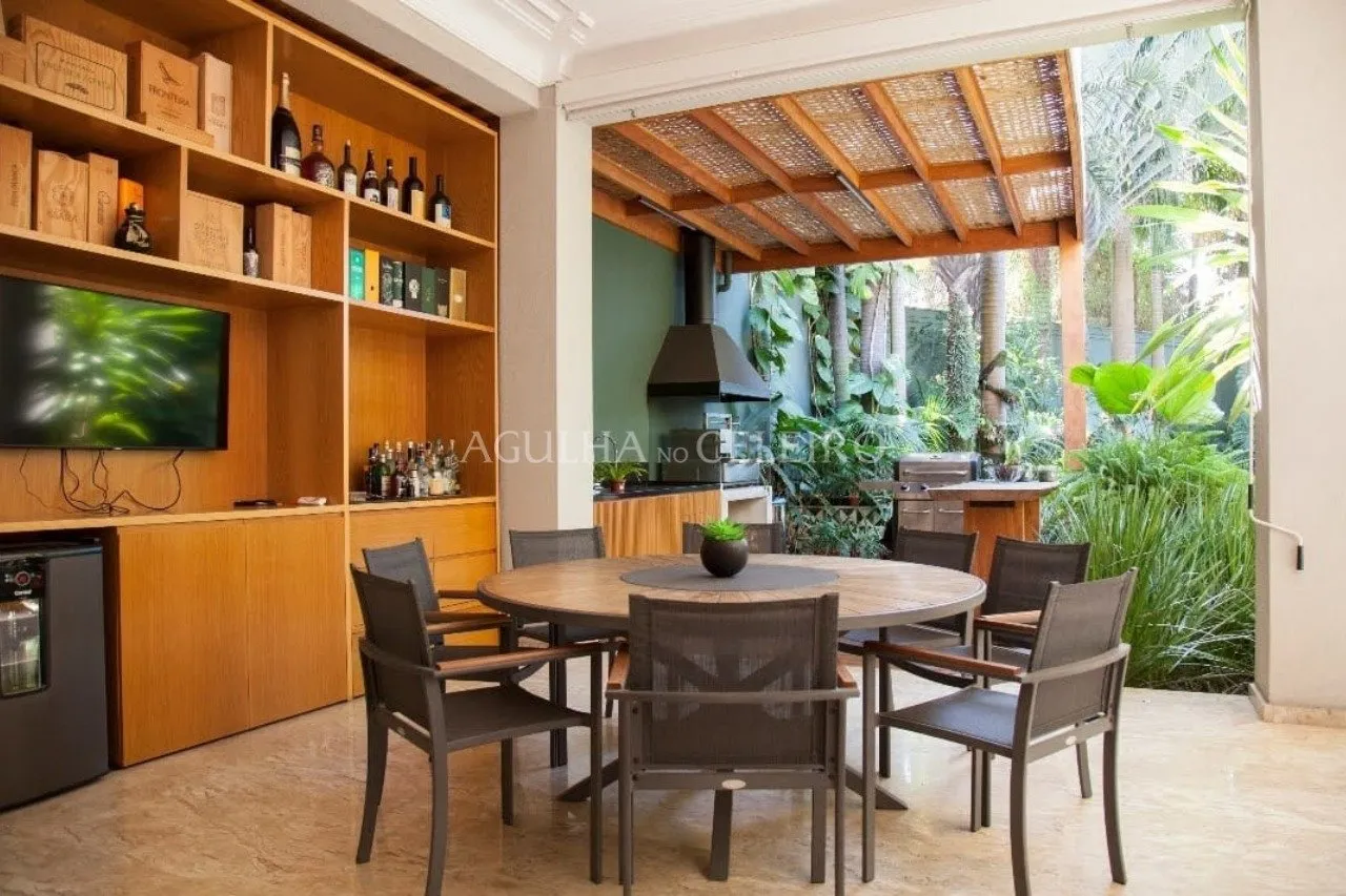 Casa com muito verde à venda no Jardim Europa. – CA0236