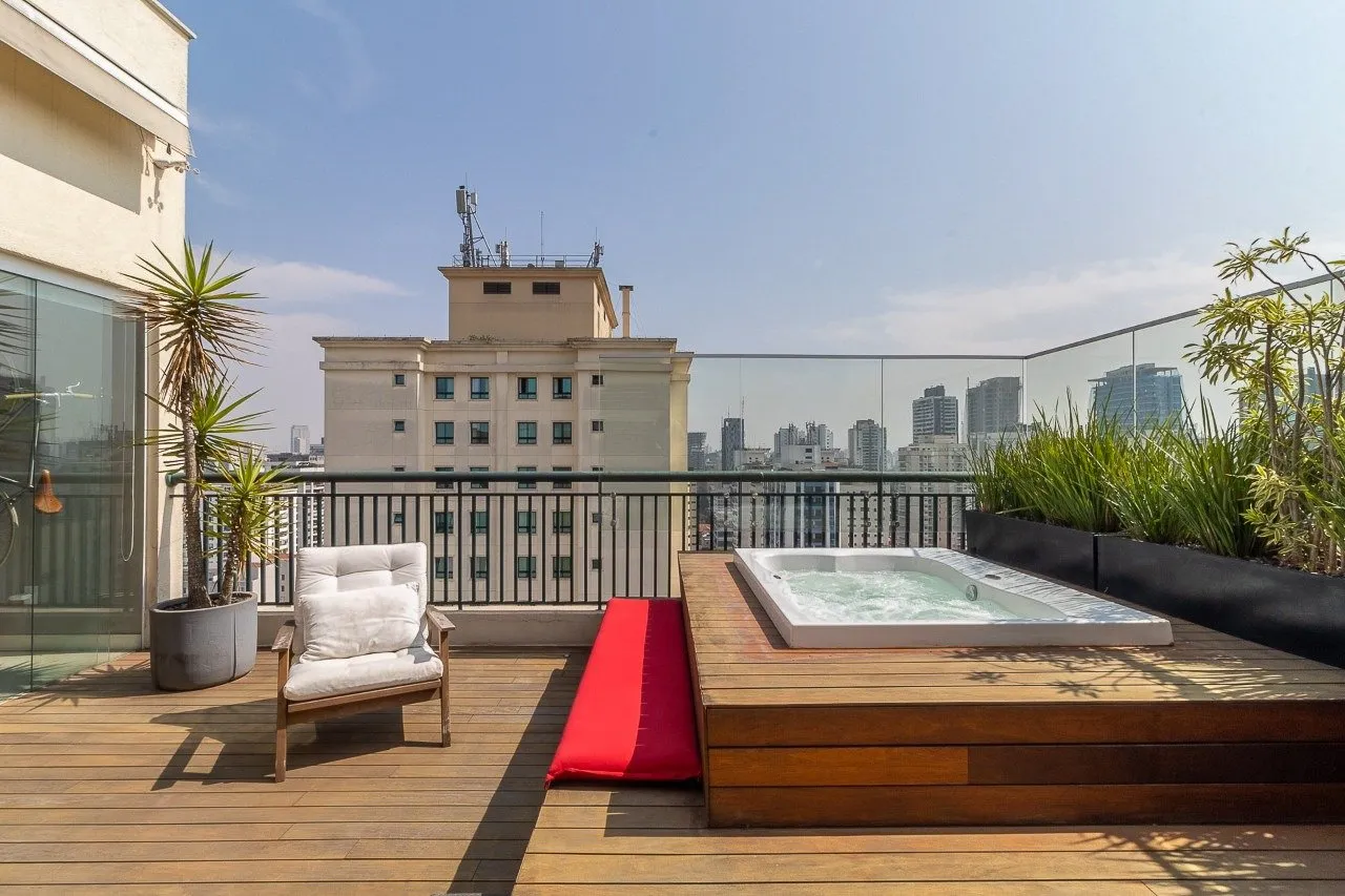 Cobertura triplex, com projeto descolado e iluminado, além de ótima área externa, em Pinheiros. – 17534