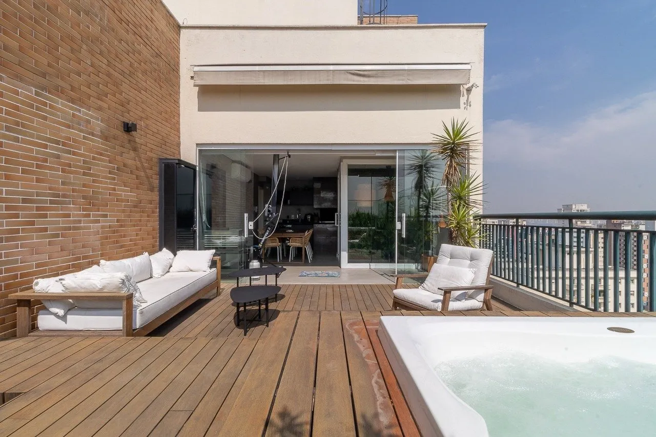 Cobertura triplex, com projeto descolado e iluminado, além de ótima área externa, em Pinheiros. – 17534