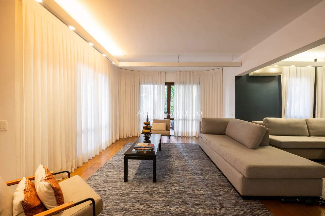 Apartamento com reforma impecável à venda em Moema. – 18955