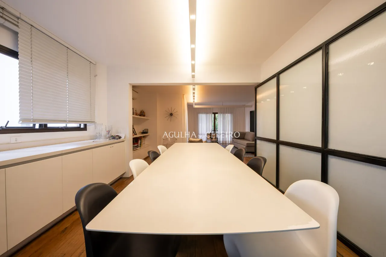 Apartamento com reforma impecável à venda em Moema. – 18955