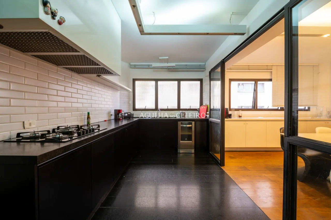 Apartamento com reforma impecável à venda em Moema. – 18955