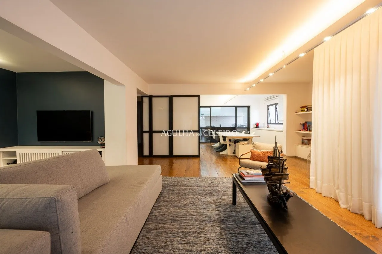 Apartamento com reforma impecável à venda em Moema. – 18955