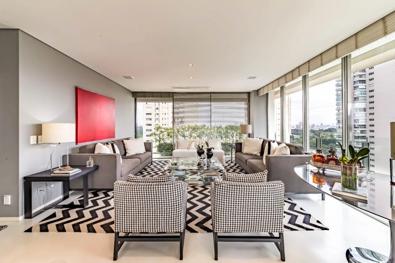 Apartamento com vista encantadora, janelonas e luz natural a poucos passos do Parque Ibirapuera. – 20410