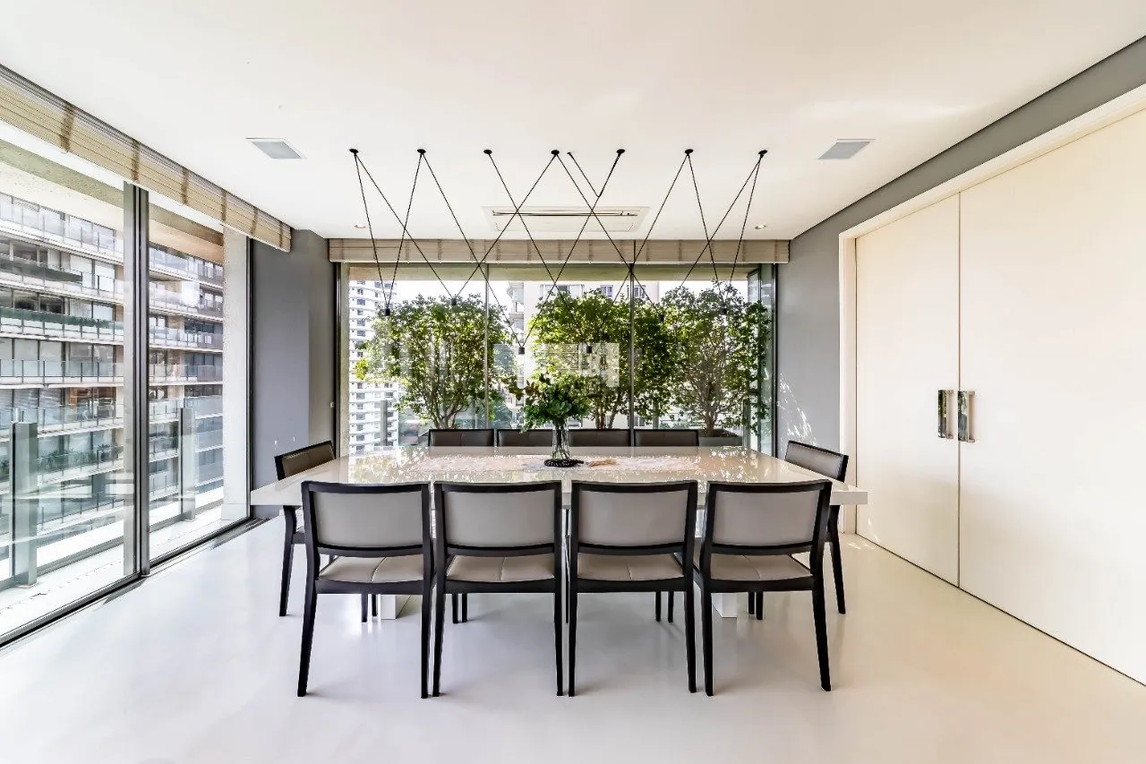 Apartamento com vista encantadora, janelonas e luz natural a poucos passos do Parque Ibirapuera. – 20410