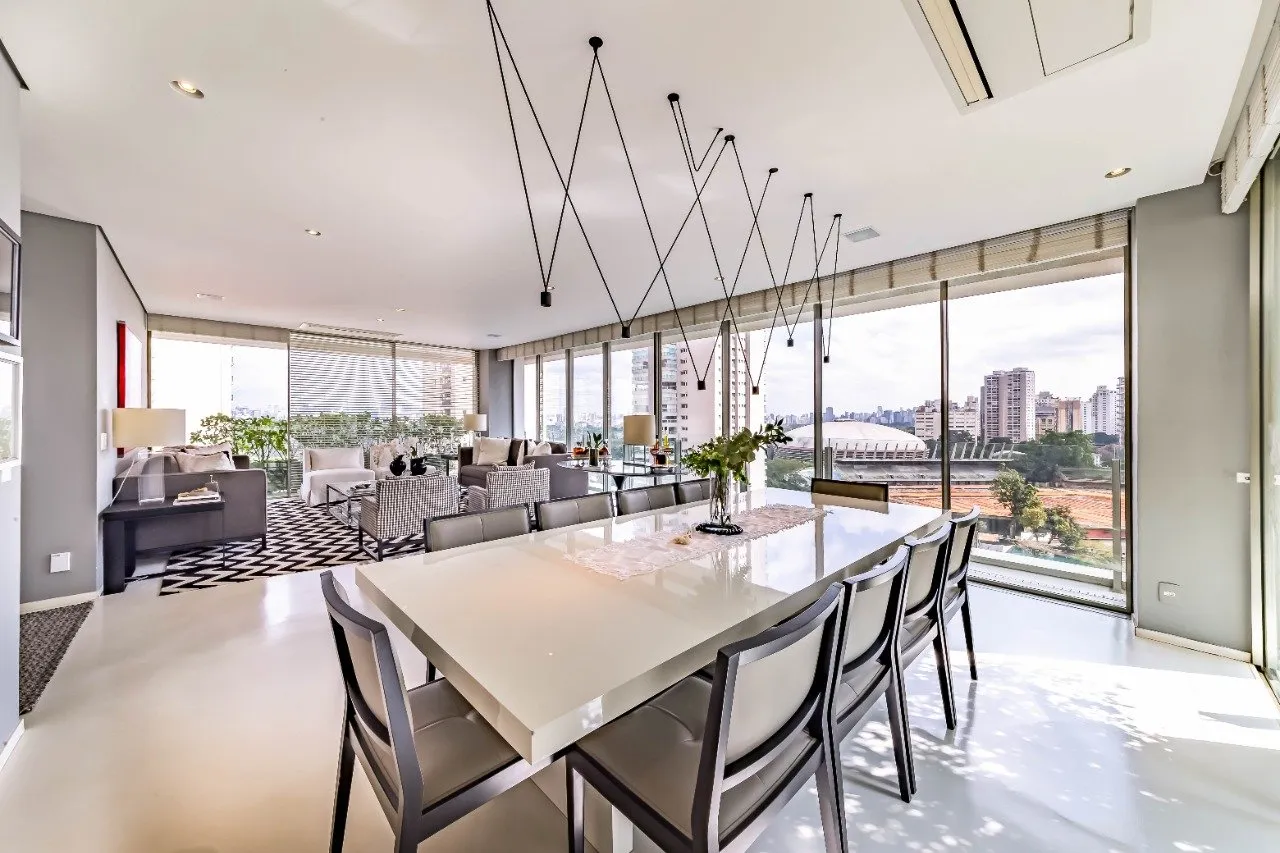 Apartamento com vista encantadora, janelonas e luz natural a poucos passos do Parque Ibirapuera. – 20410