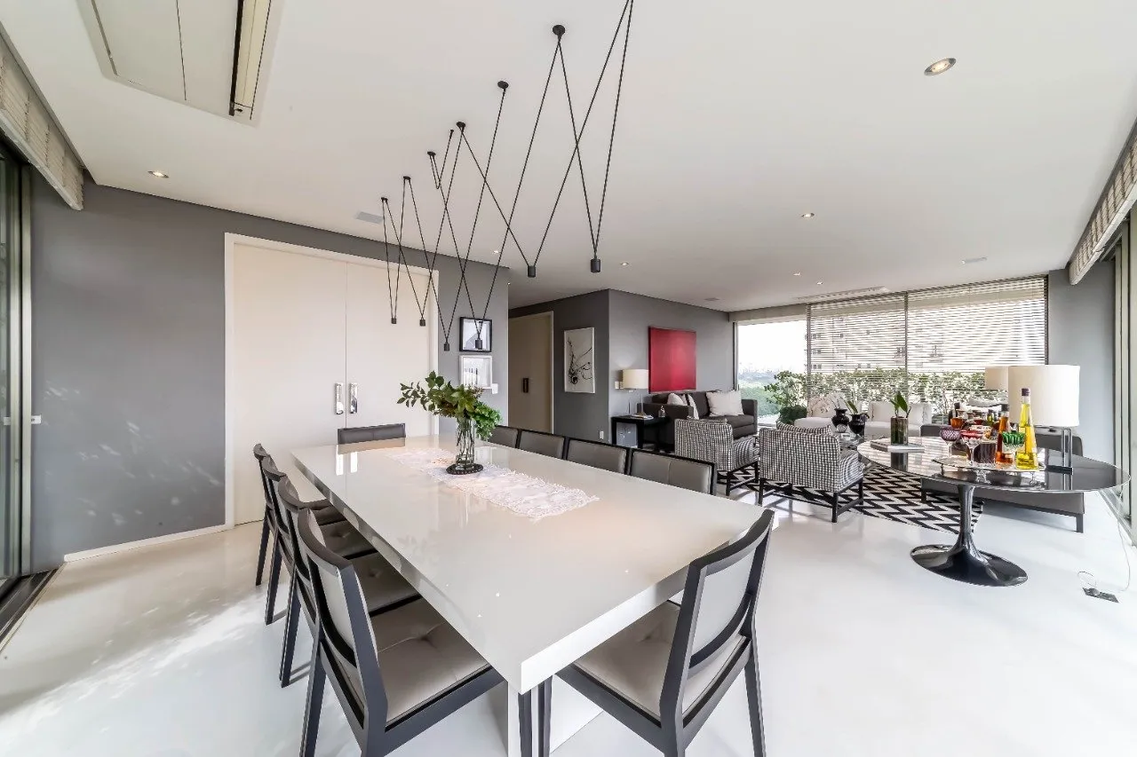 Apartamento com vista encantadora, janelonas e luz natural a poucos passos do Parque Ibirapuera. – 20410