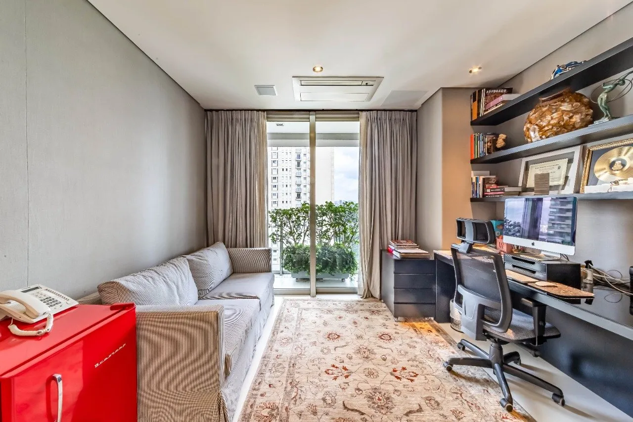 Apartamento com vista encantadora, janelonas e luz natural a poucos passos do Parque Ibirapuera. – 20410