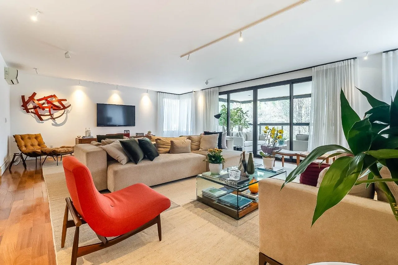 Apartamento amplo, reformado e com varanda entre as copas, no melhor do Alto de Pinheiros. – 20411