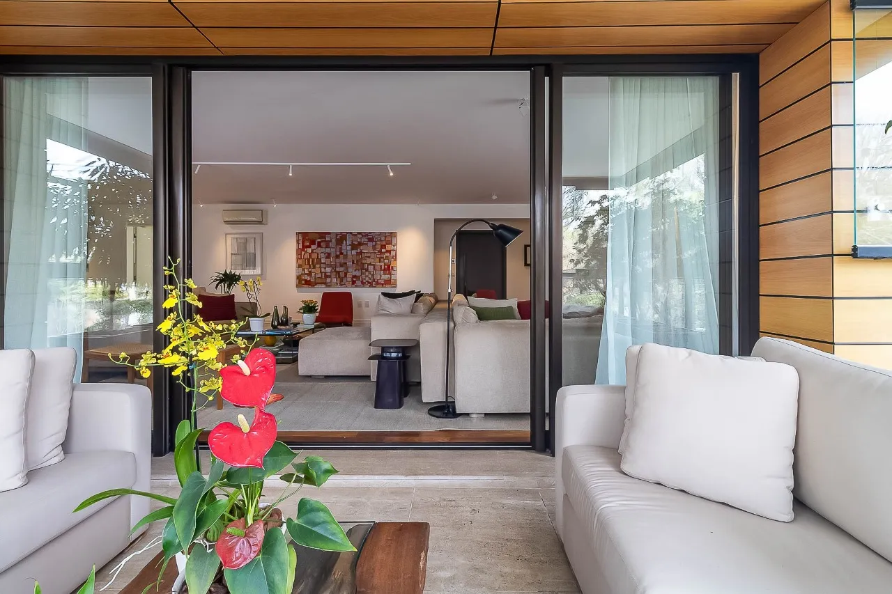 Apartamento amplo, reformado e com varanda entre as copas, no melhor do Alto de Pinheiros. – 20411