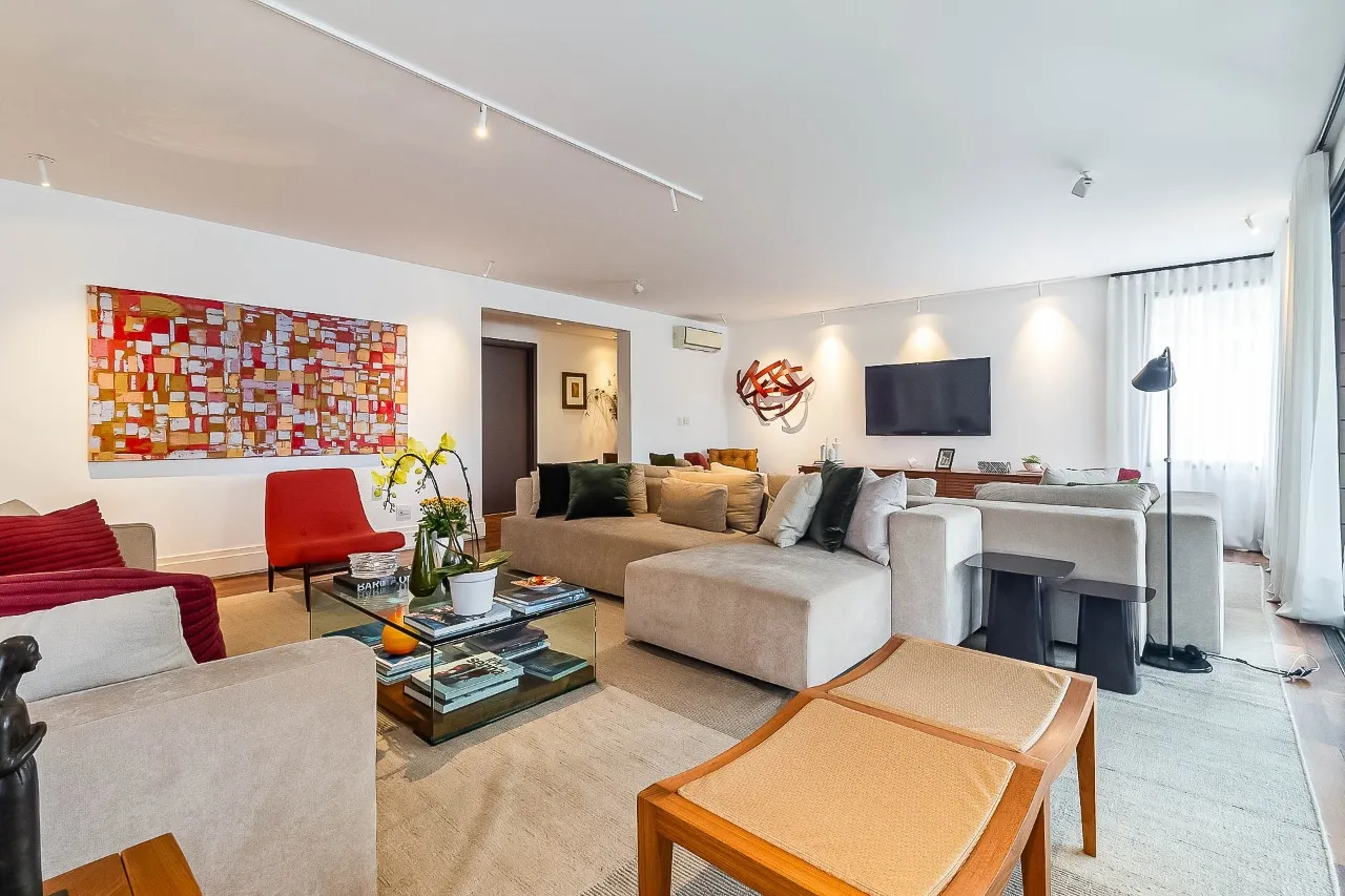 Apartamento amplo, reformado e com varanda entre as copas, no melhor do Alto de Pinheiros. – 20411