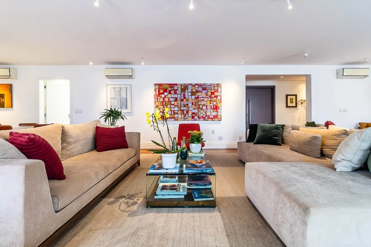 Apartamento amplo, reformado e com varanda entre as copas, no melhor do Alto de Pinheiros. – 20411