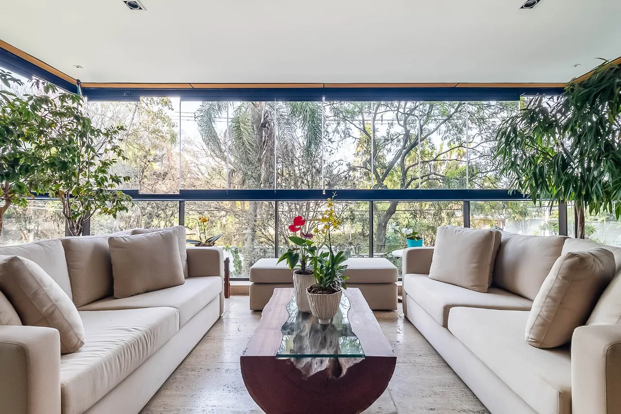 Apartamento amplo, reformado e com varanda entre as copas, no melhor do Alto de Pinheiros. – 20411