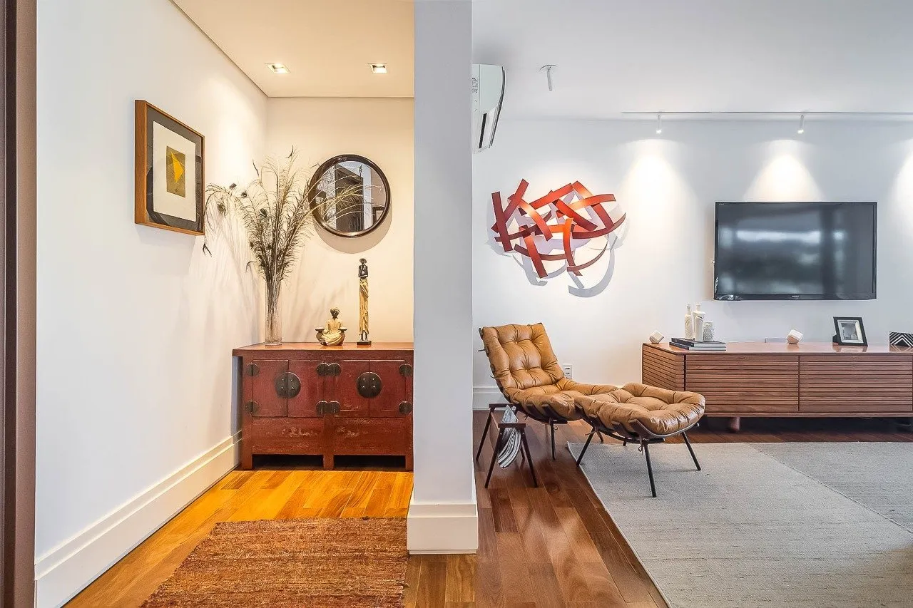 Apartamento amplo, reformado e com varanda entre as copas, no melhor do Alto de Pinheiros. – 20411