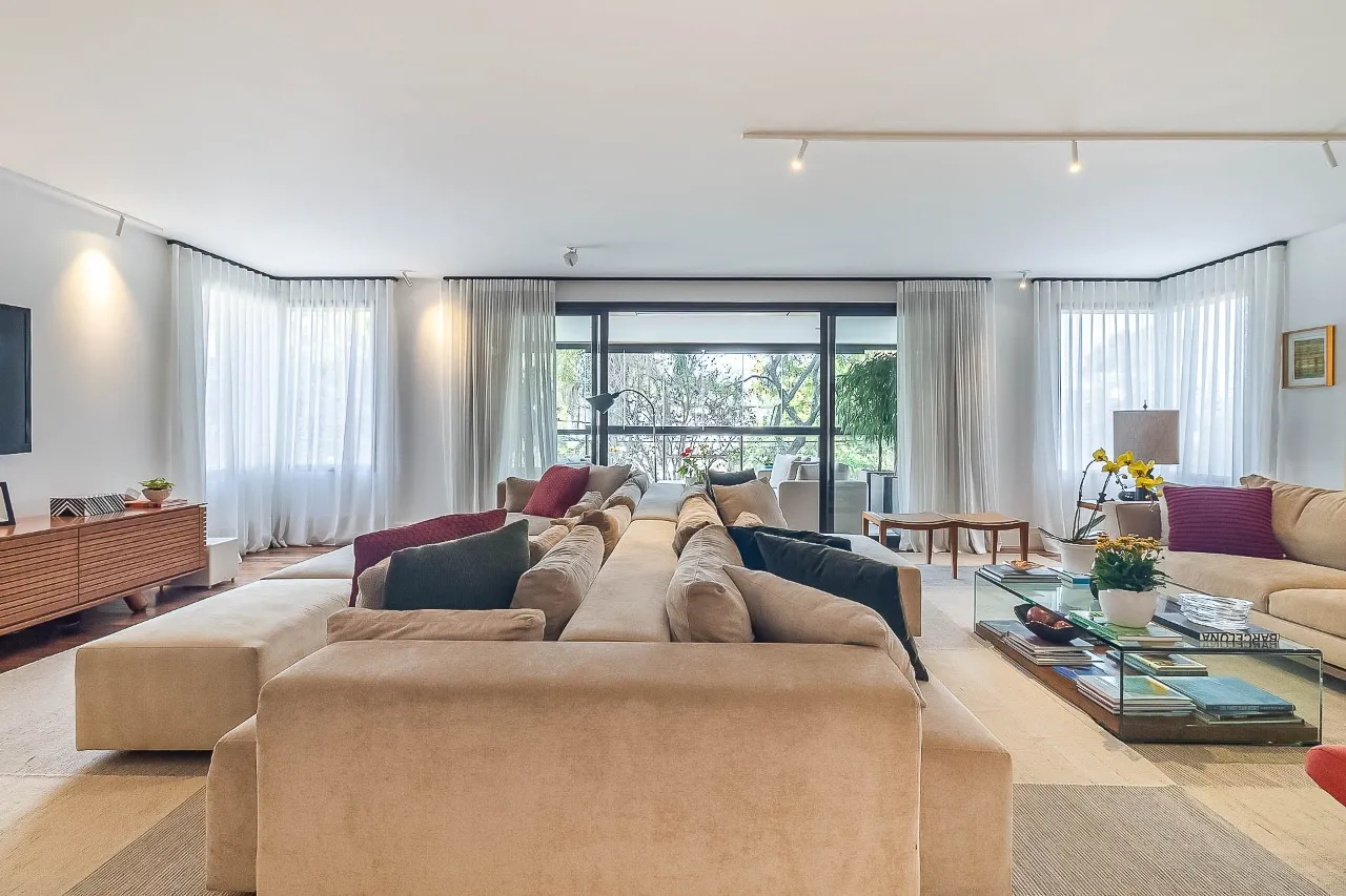 Apartamento amplo, reformado e com varanda entre as copas, no melhor do Alto de Pinheiros. – 20411