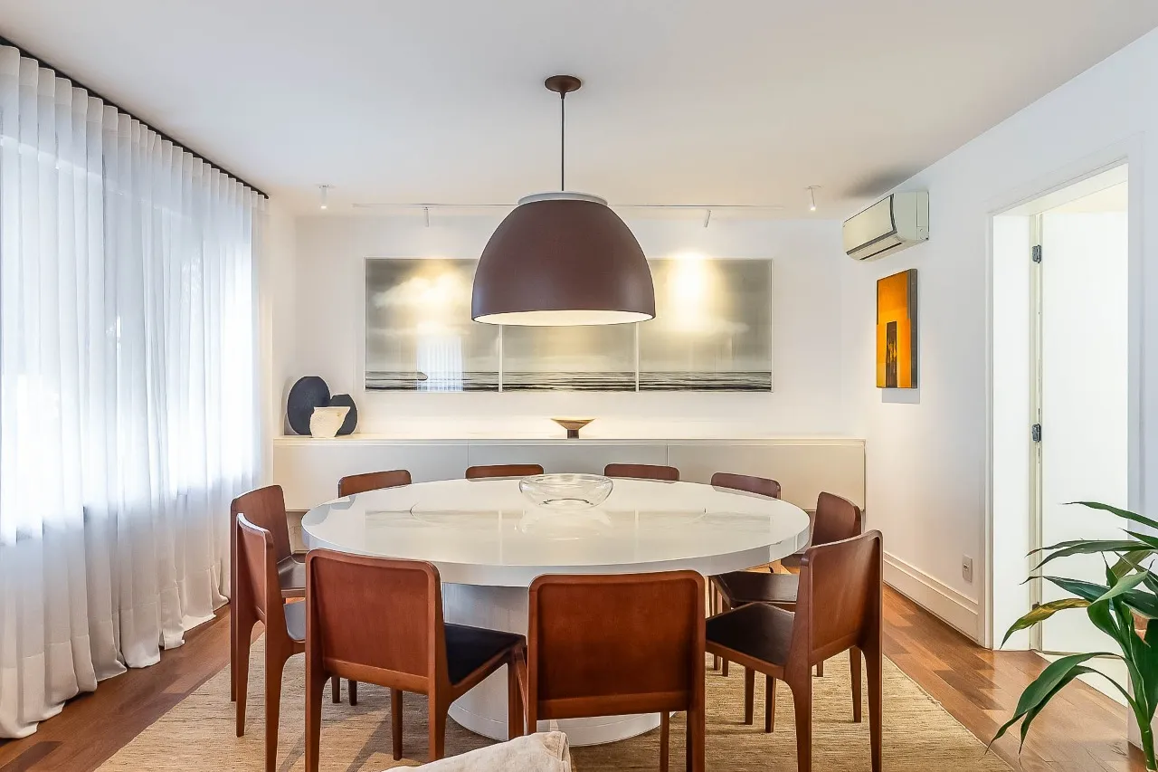 Apartamento amplo, reformado e com varanda entre as copas, no melhor do Alto de Pinheiros. – 20411