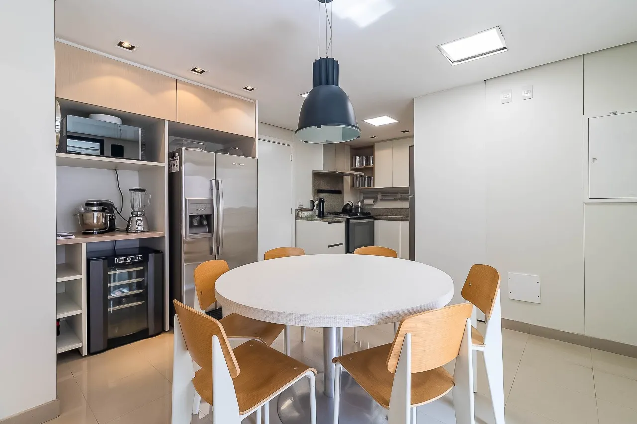 Apartamento amplo, reformado e com varanda entre as copas, no melhor do Alto de Pinheiros. – 20411