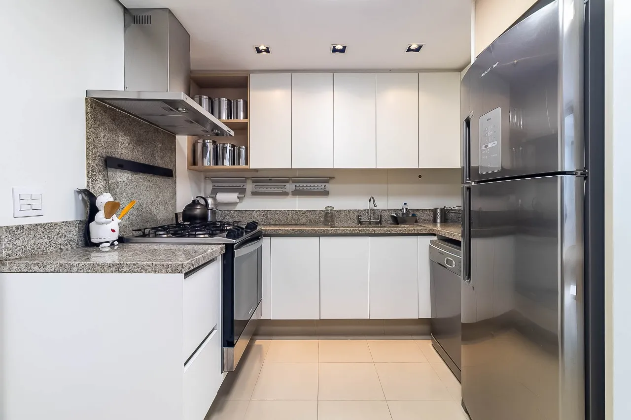 Apartamento amplo, reformado e com varanda entre as copas, no melhor do Alto de Pinheiros. – 20411
