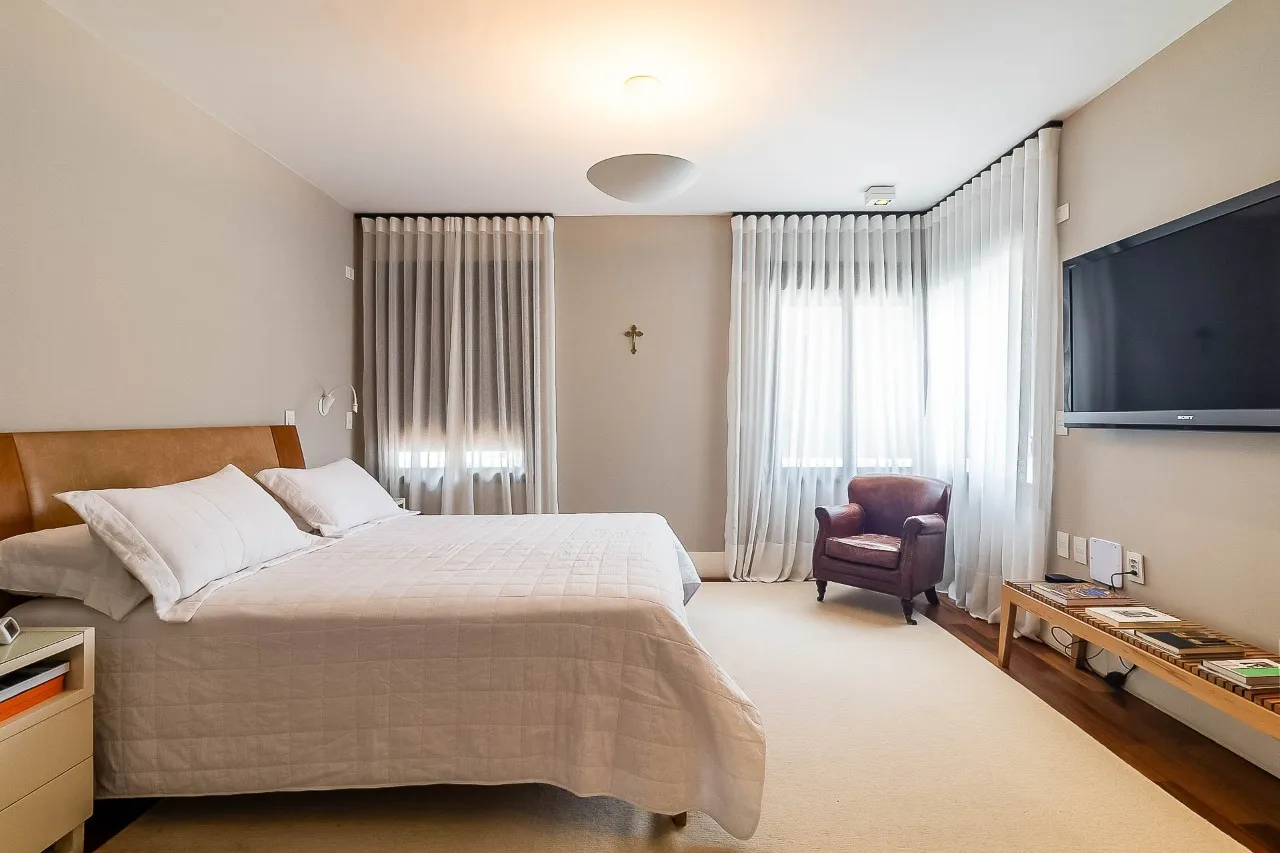 Apartamento amplo, reformado e com varanda entre as copas, no melhor do Alto de Pinheiros. – 20411