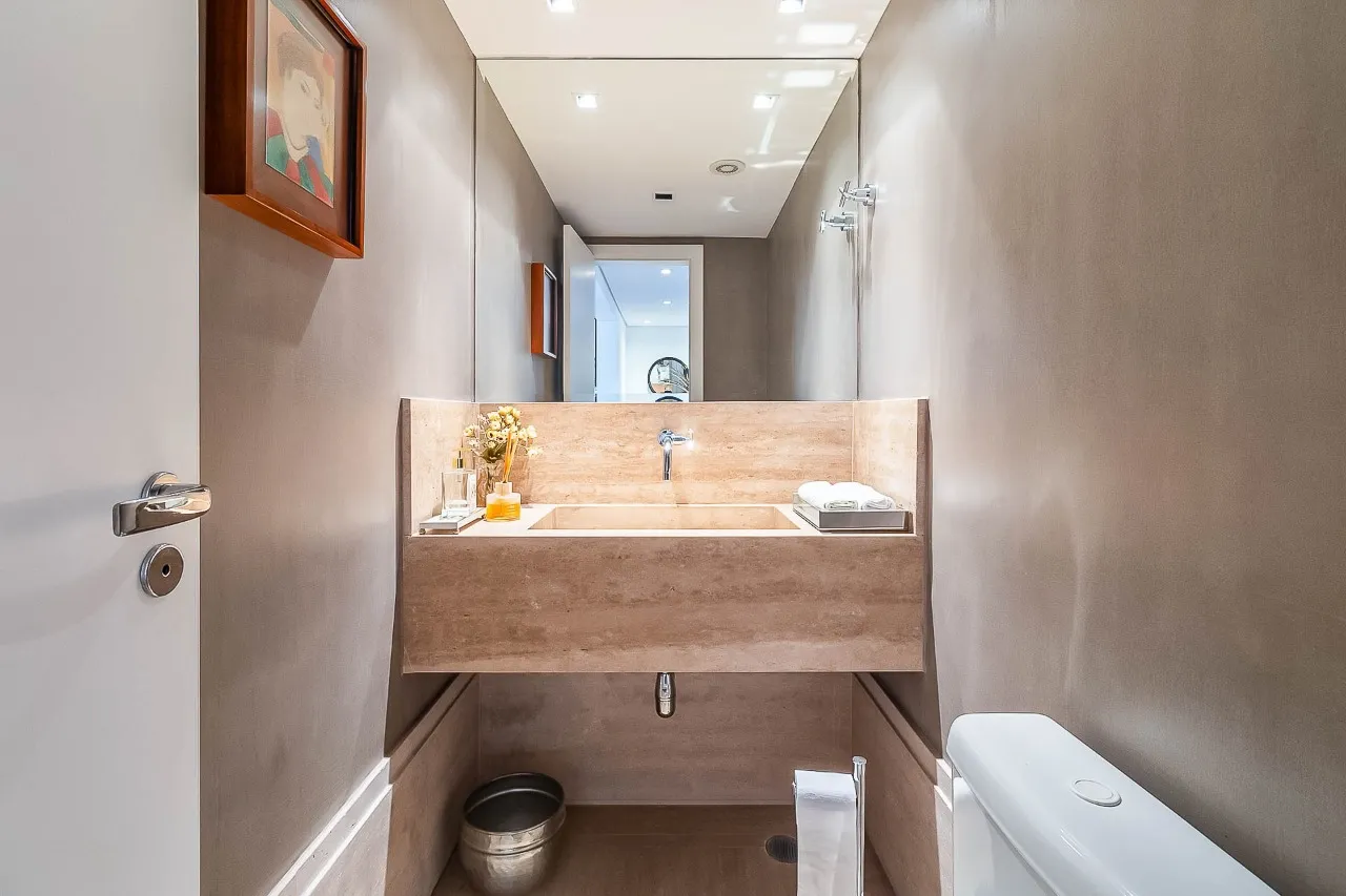 Apartamento amplo, reformado e com varanda entre as copas, no melhor do Alto de Pinheiros. – 20411