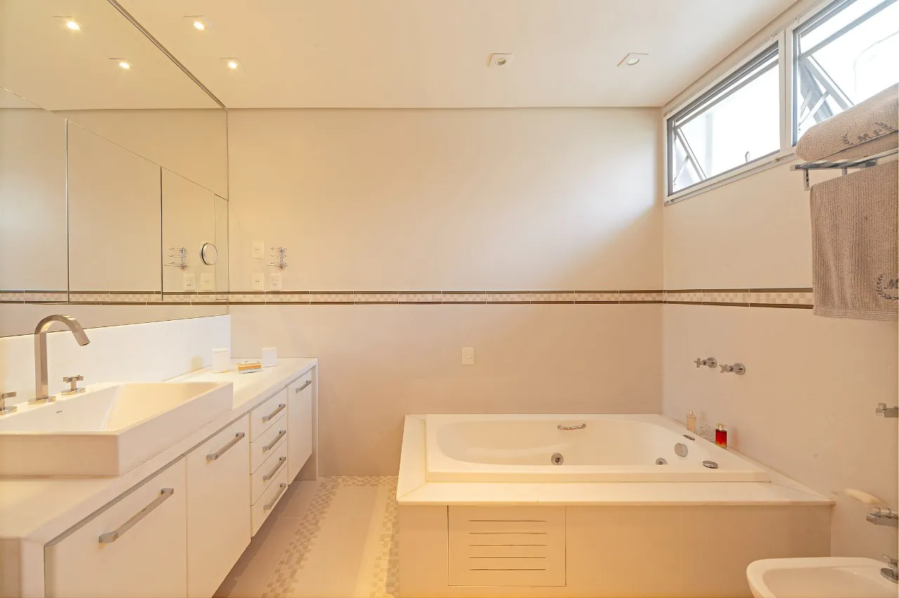 Casa com jardim, biblioteca e espaços versáteis próxima ao Parque Ibirapuera – 20423