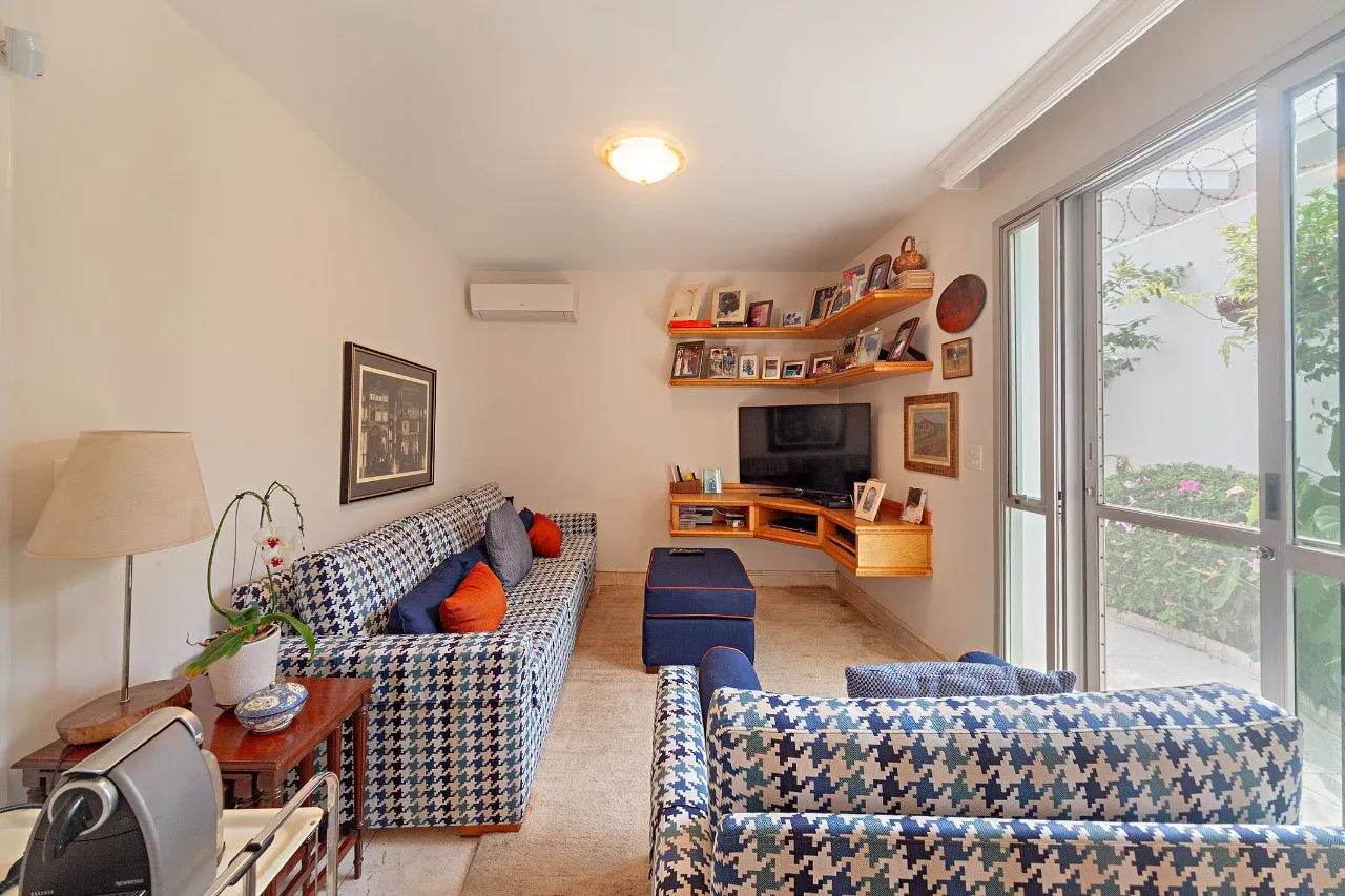 Casa com jardim, biblioteca e espaços versáteis próxima ao Parque Ibirapuera – 20423