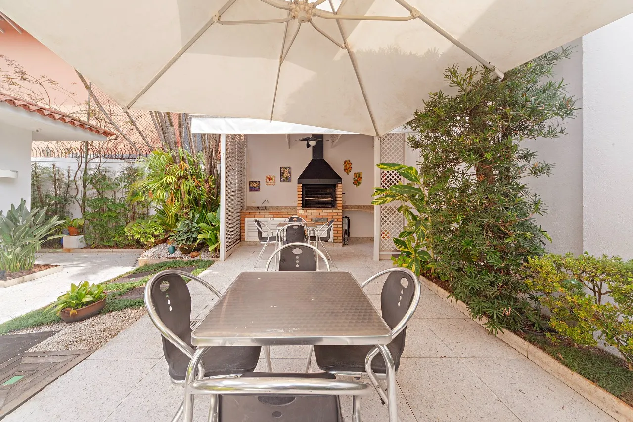 Casa com jardim, biblioteca e espaços versáteis próxima ao Parque Ibirapuera – 20423