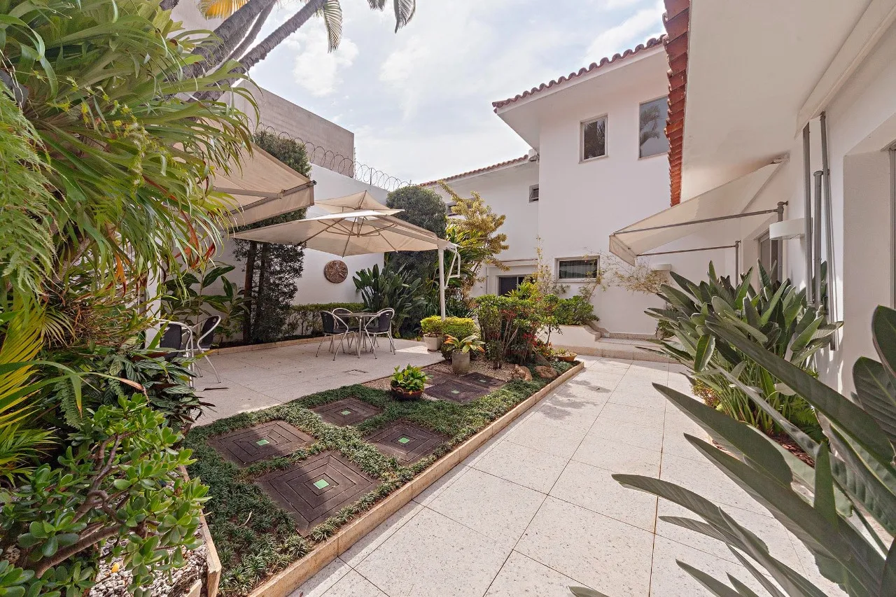 Casa com jardim, biblioteca e espaços versáteis próxima ao Parque Ibirapuera – 20423