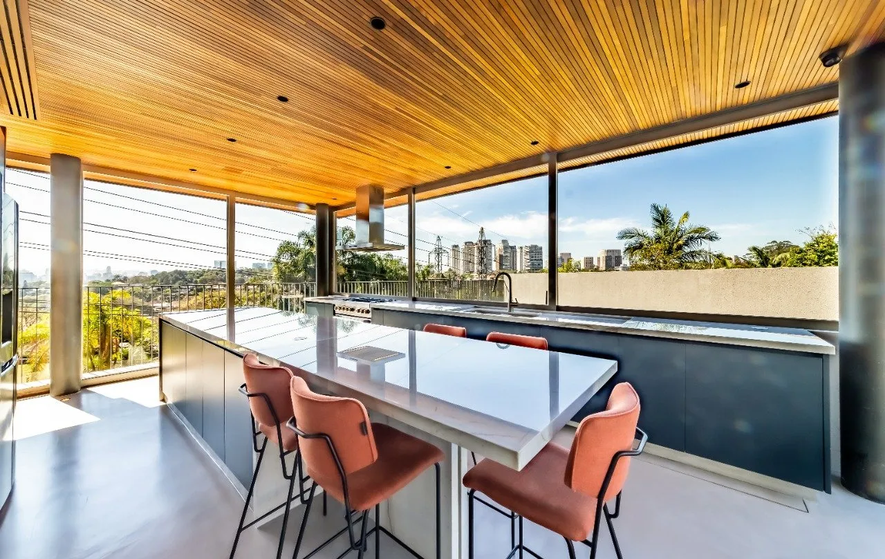 Casa modernista com projeto lindo, amplo jardim com piscina de tirar o fôlego. – 20515