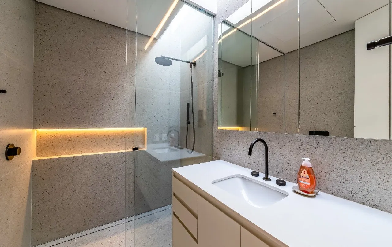 Casa modernista com projeto lindo, amplo jardim com piscina de tirar o fôlego. – 20515