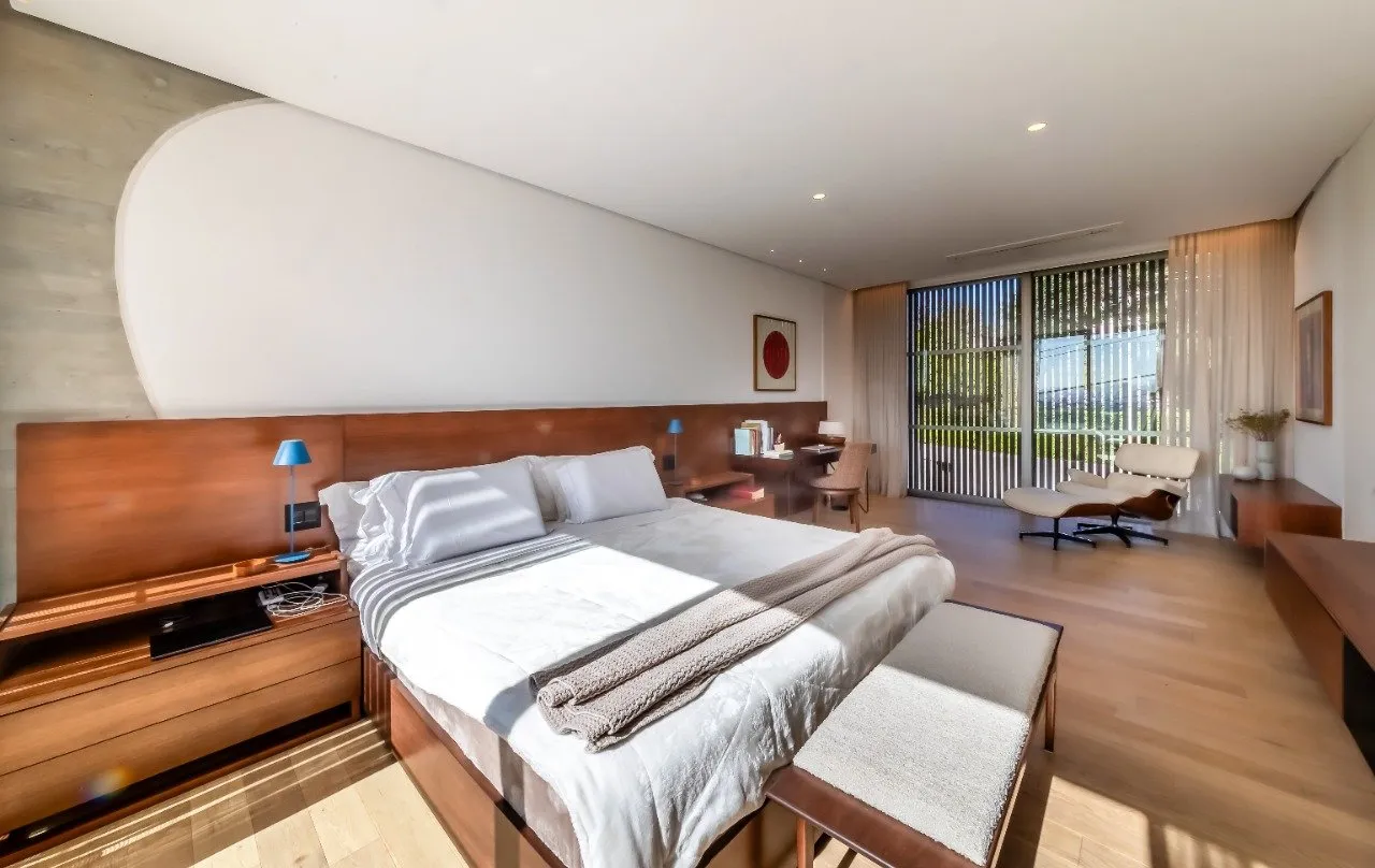 Casa modernista com projeto lindo, amplo jardim com piscina de tirar o fôlego. – 20515