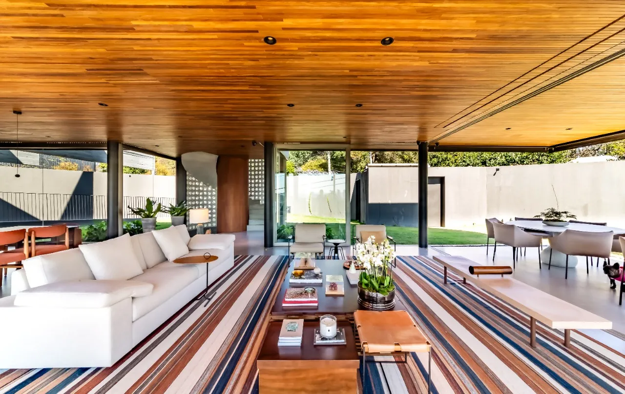 Casa modernista com projeto lindo, amplo jardim com piscina de tirar o fôlego. – 20515