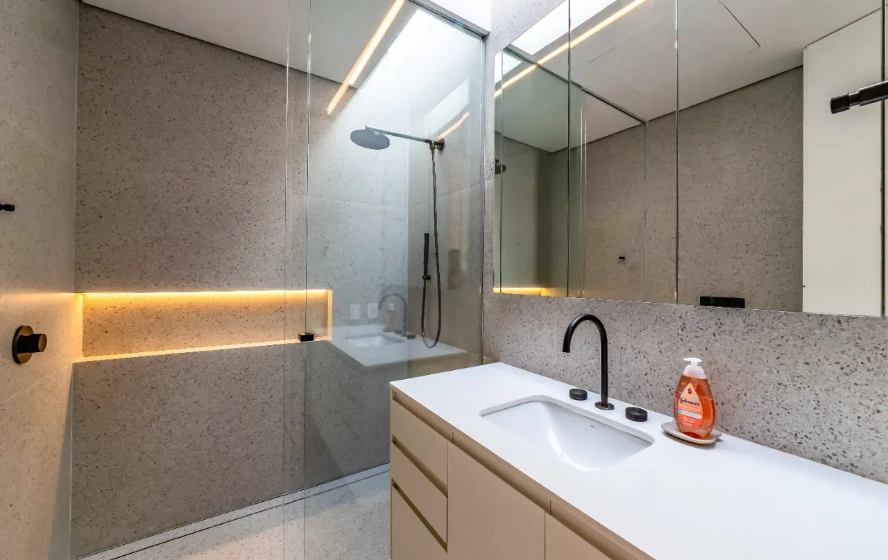 Casa modernista com projeto lindo, amplo jardim com piscina de tirar o fôlego. – 20515