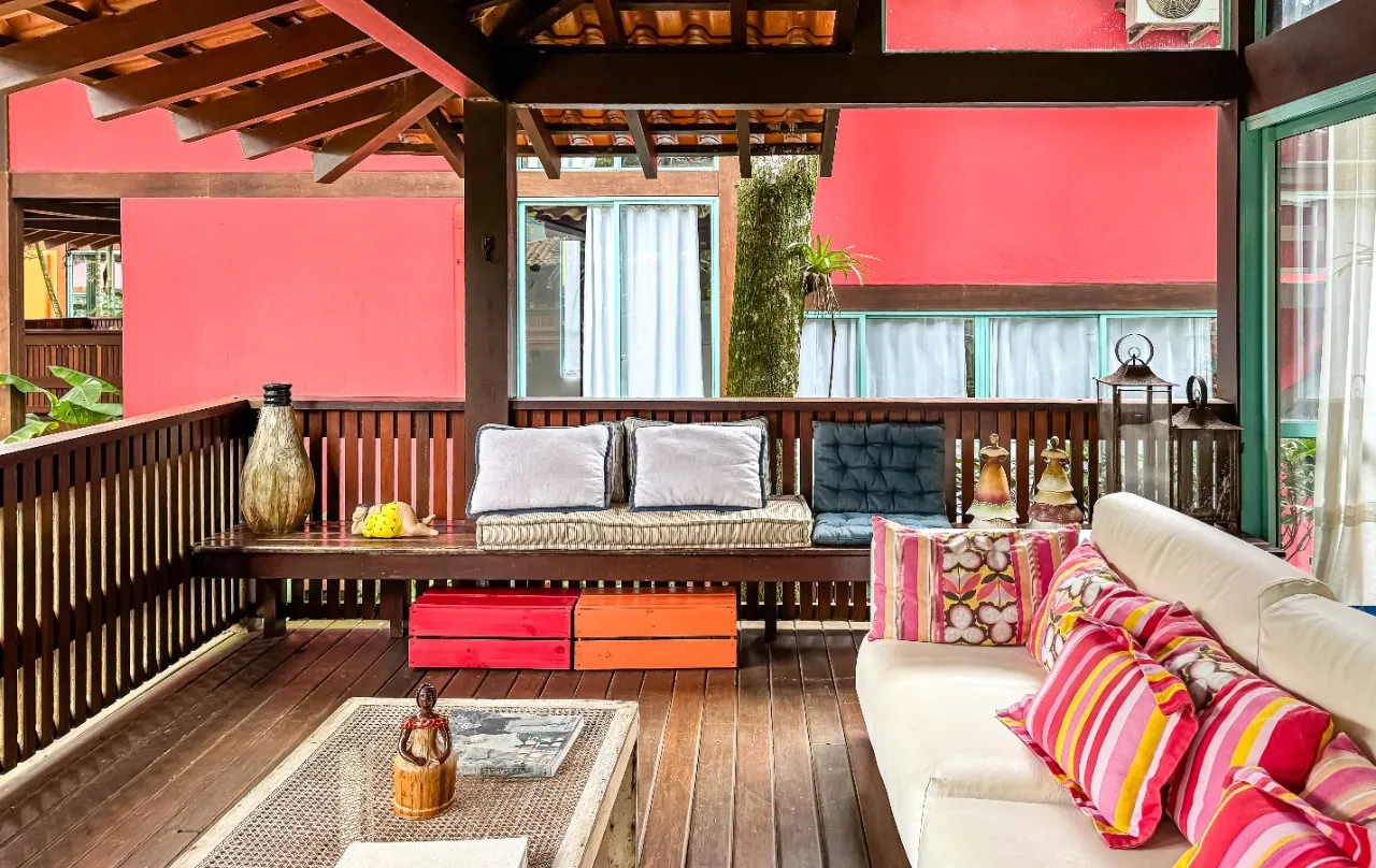 Casa de praia com lareira, varanda e deck com churrasqueira, a poucos passos da areia, em Camburi. – 20537