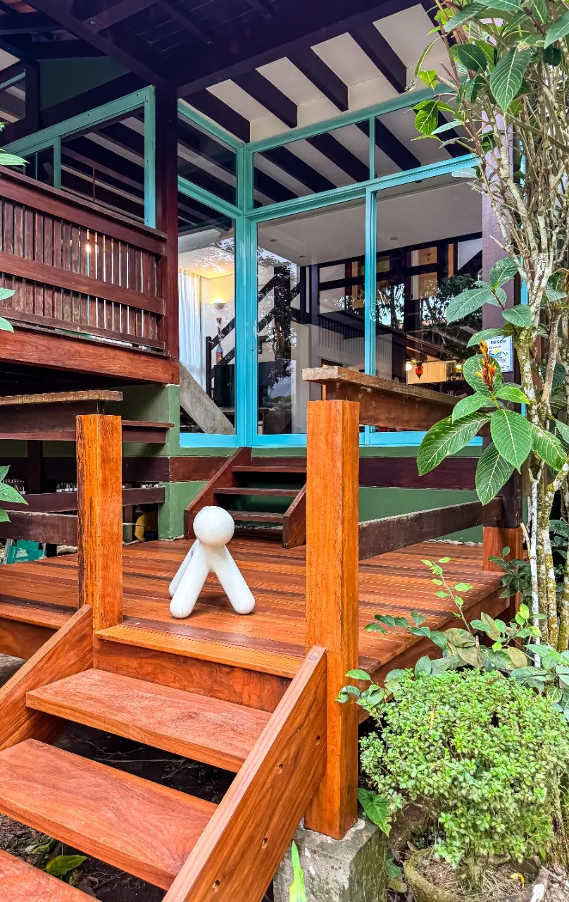 Casa de praia com lareira, varanda e deck com churrasqueira, a poucos passos da areia, em Camburi. – 20537