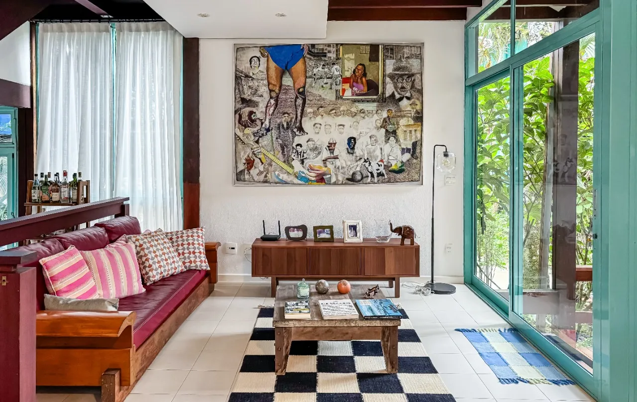 Casa de praia com lareira, varanda e deck com churrasqueira, a poucos passos da areia, em Camburi. – 20537