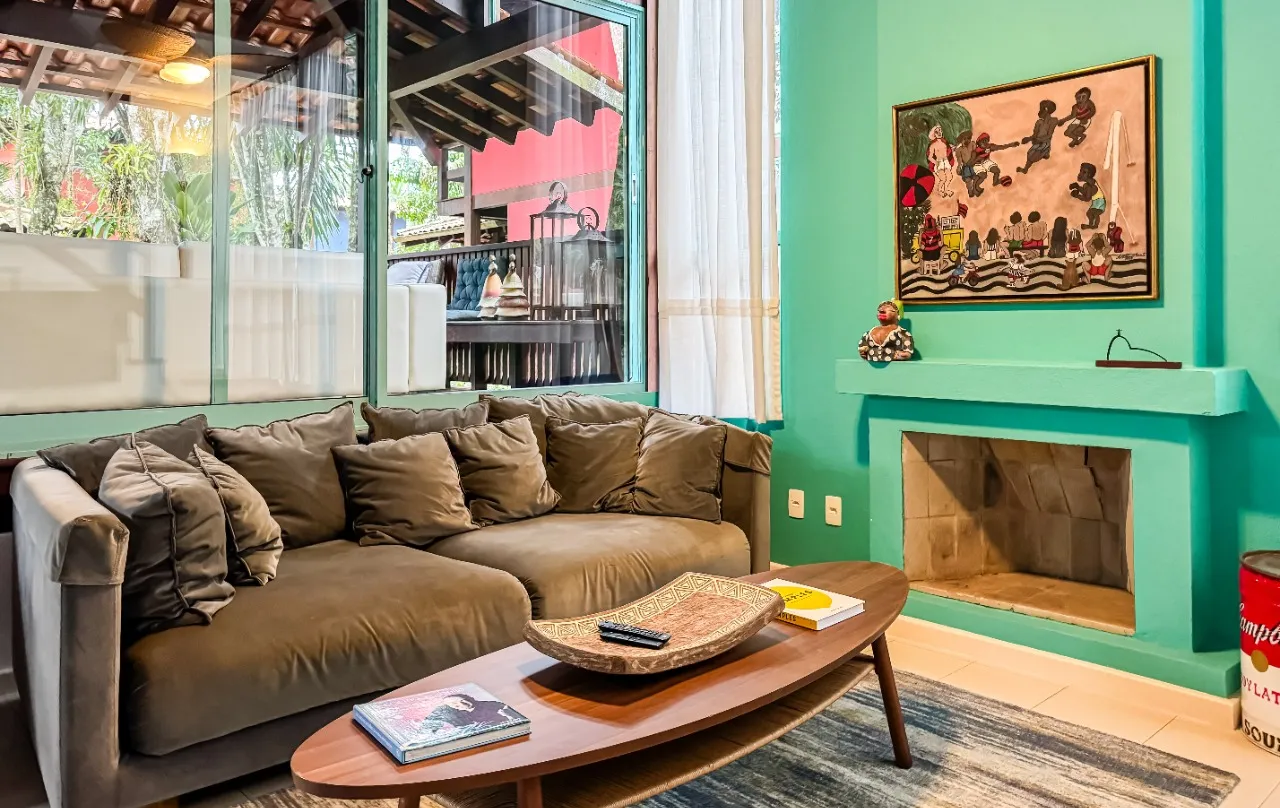 Casa de praia com lareira, varanda e deck com churrasqueira, a poucos passos da areia, em Camburi. – 20537