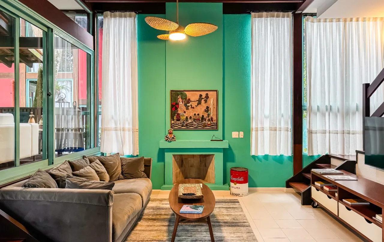 Casa de praia com lareira, varanda e deck com churrasqueira, a poucos passos da areia, em Camburi. – 20537