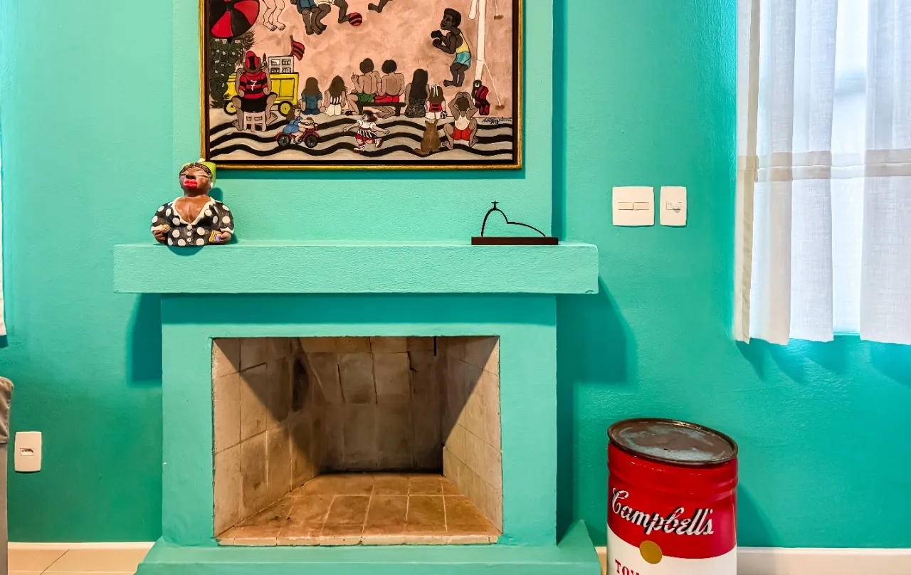 Casa de praia com lareira, varanda e deck com churrasqueira, a poucos passos da areia, em Camburi. – 20537