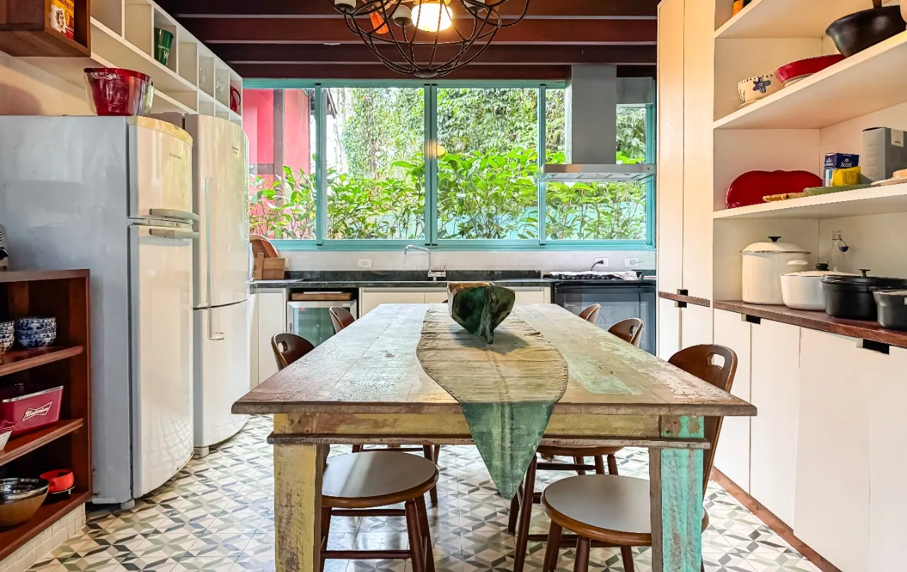 Casa de praia com lareira, varanda e deck com churrasqueira, a poucos passos da areia, em Camburi. – 20537