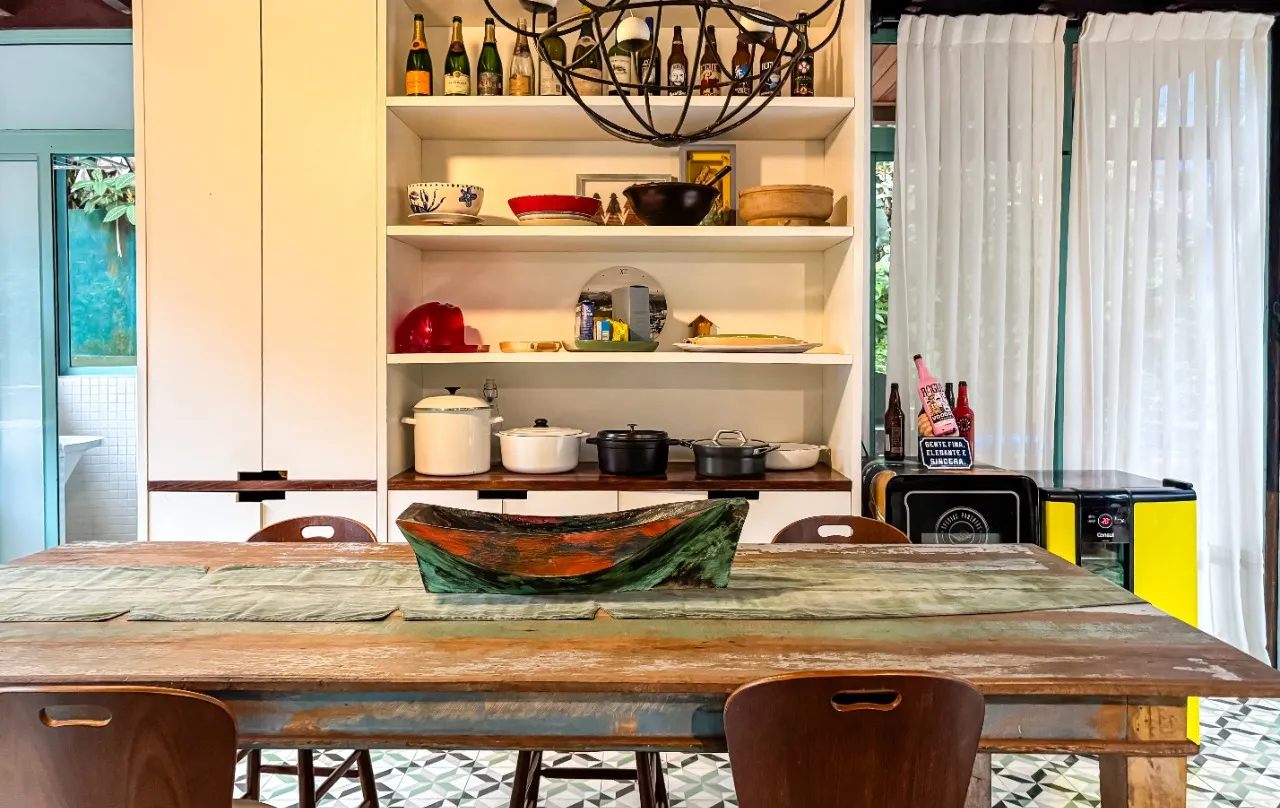 Casa de praia com lareira, varanda e deck com churrasqueira, a poucos passos da areia, em Camburi. – 20537