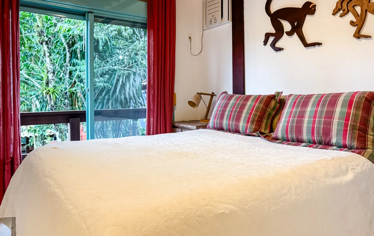 Casa de praia com lareira, varanda e deck com churrasqueira, a poucos passos da areia, em Camburi. – 20537