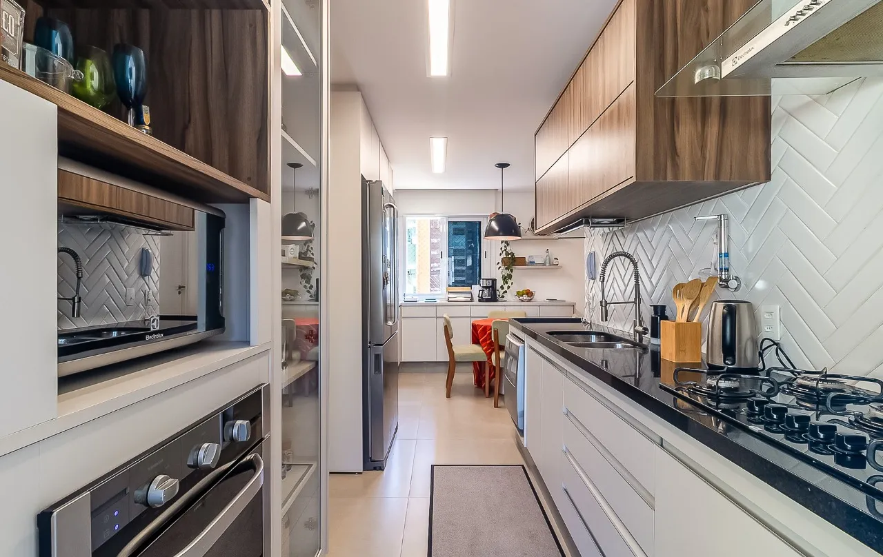 Apartamento pronto para chegar com mala, varanda integrada e projeto lindíssimo, em Moema. – 20557