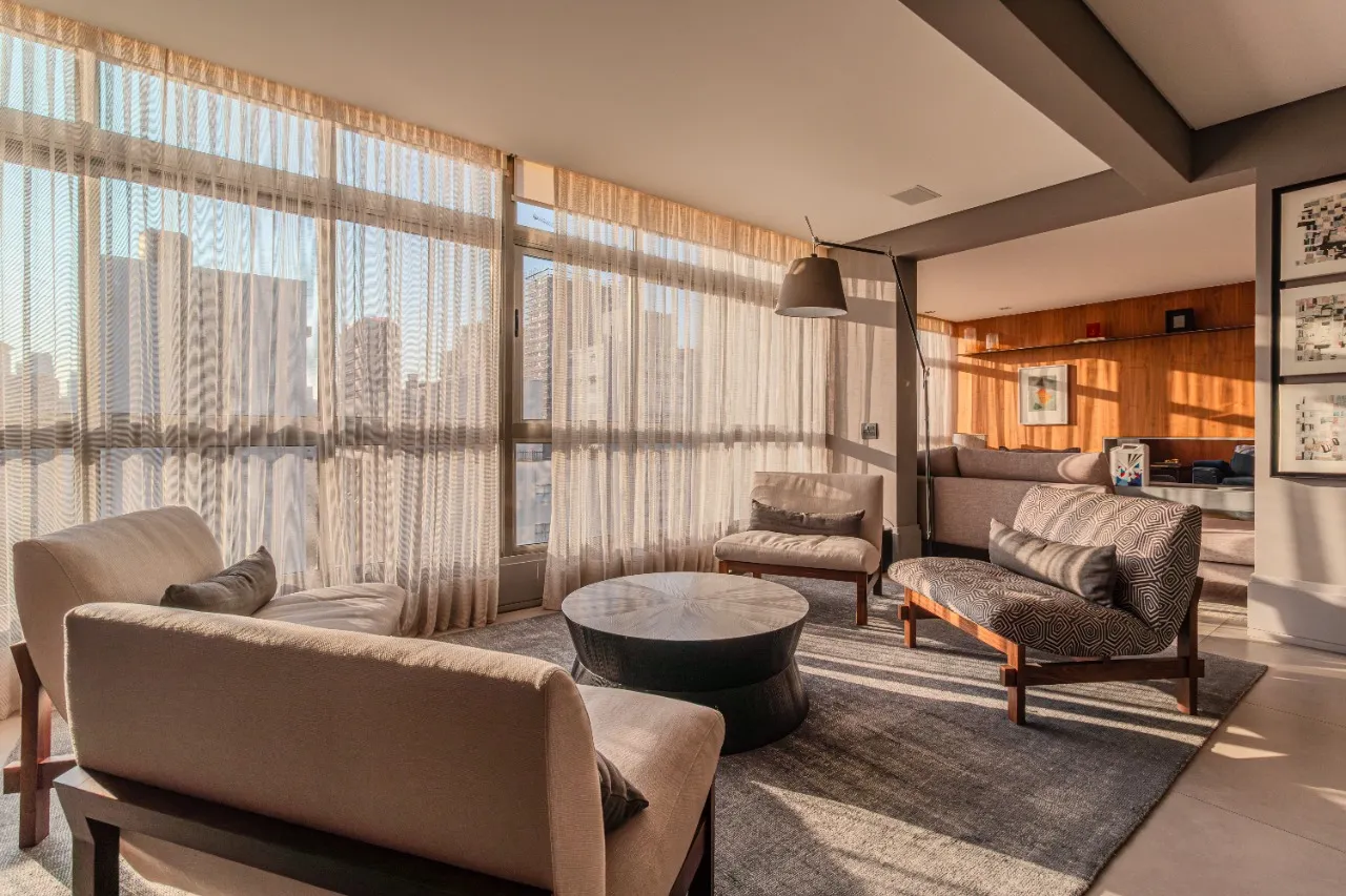 Apartamento totalmente reforma e mobiliado à venda no Jardim América. – AP0977