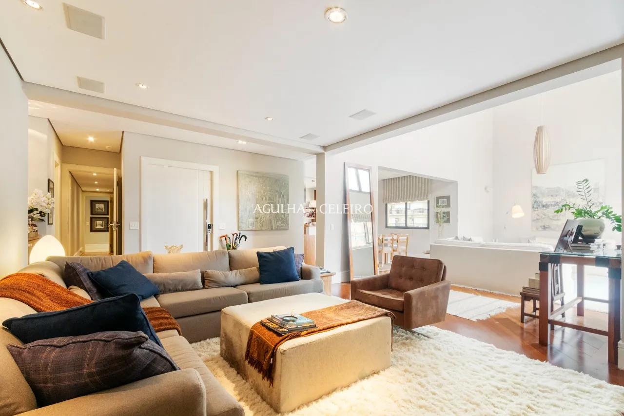 Apê moderno com área externa e ampla metragem à venda em Moema – 12636